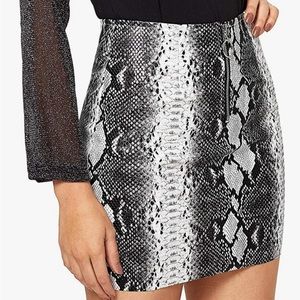 WDIRARA Women's Mid Waist Above Knee O-Ring Zipper Front Snake Print Skirt